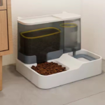 Feeder with separation for food and water for Pets